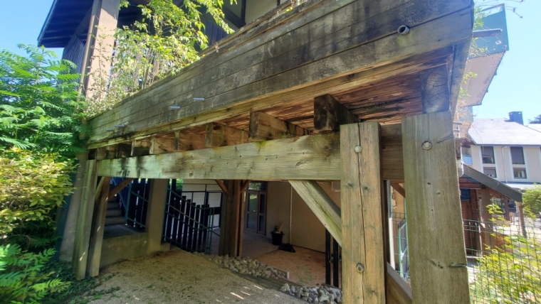 Reconstruction d'une terrasse sur poteaux en mélèze pour un EHPAD à La Motte Servolex (Savoie - 73)