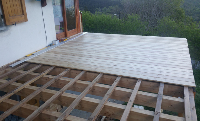  2017 Mai - Terrasse Mélèze sur poteaux + escalier bois à St Bernard du Touvet (Isère - 38), Chambéry, STRUCTURES BOIS & Compagnie