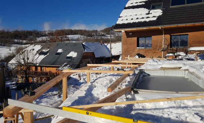  2020 Décembre - Terrasse bois Mélèze sur poteaux de forme atypique (Savoie-73), Chambéry, STRUCTURES BOIS & Compagnie