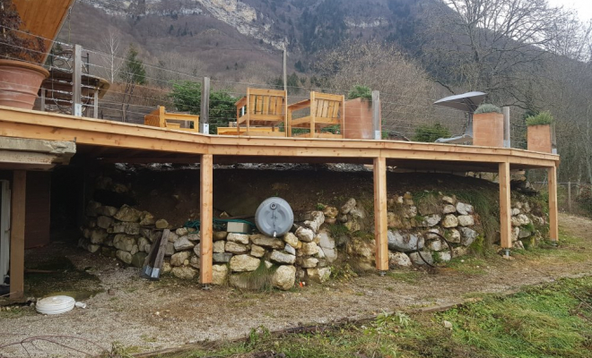  2020 Décembre - Terrasse bois Mélèze sur poteaux de forme atypique (Savoie-73), Chambéry, STRUCTURES BOIS & Compagnie