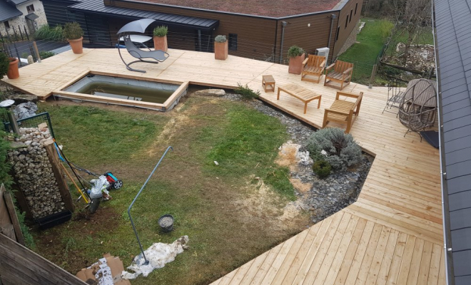  2020 Décembre - Terrasse bois Mélèze sur poteaux de forme atypique (Savoie-73), Chambéry, STRUCTURES BOIS & Compagnie