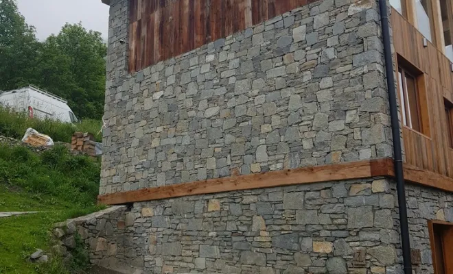  2020 Juillet - Abri de jardin Mélèze vieux bois et couverture en lauze naturelle à St Martin de Belleville - Les Menuires (Savoie - 73), Chambéry, STRUCTURES BOIS & Compagnie