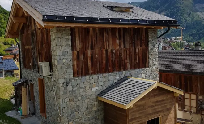  2020 Juillet - Abri de jardin Mélèze vieux bois et couverture en lauze naturelle à St Martin de Belleville - Les Menuires (Savoie - 73), Chambéry, STRUCTURES BOIS & Compagnie