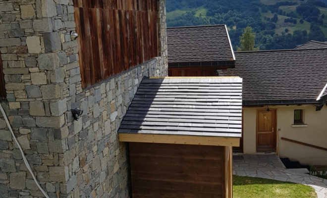  2020 Juillet - Abri de jardin Mélèze vieux bois et couverture en lauze naturelle à St Martin de Belleville - Les Menuires (Savoie - 73), Chambéry, STRUCTURES BOIS & Compagnie