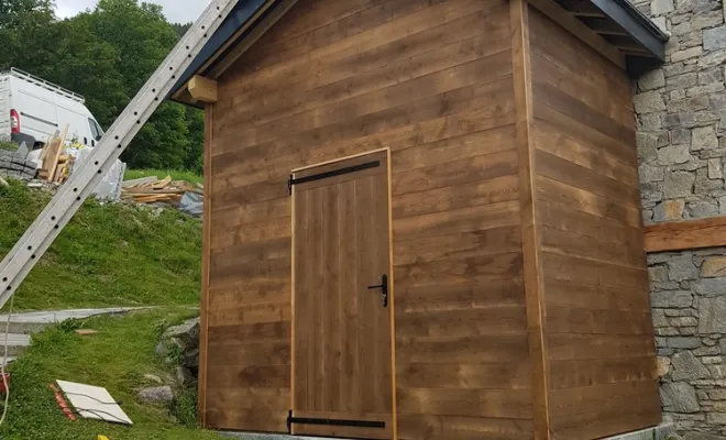  2020 Juillet - Abri de jardin Mélèze vieux bois et couverture en lauze naturelle à St Martin de Belleville - Les Menuires (Savoie - 73), Chambéry, STRUCTURES BOIS & Compagnie