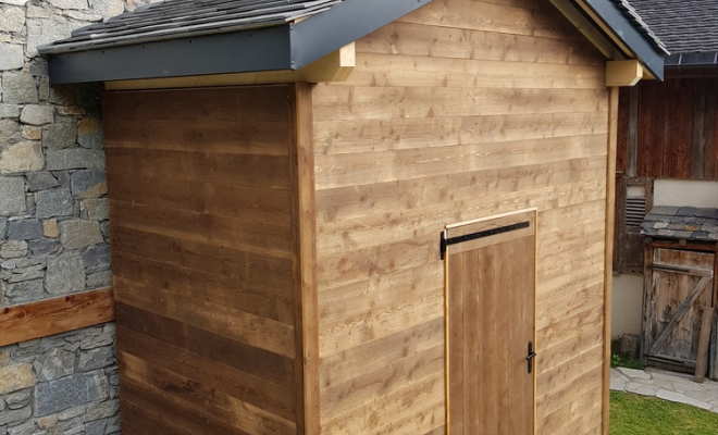  2020 Juillet - Abri de jardin Mélèze vieux bois et couverture en lauze naturelle à St Martin de Belleville - Les Menuires (Savoie - 73), Chambéry, STRUCTURES BOIS & Compagnie