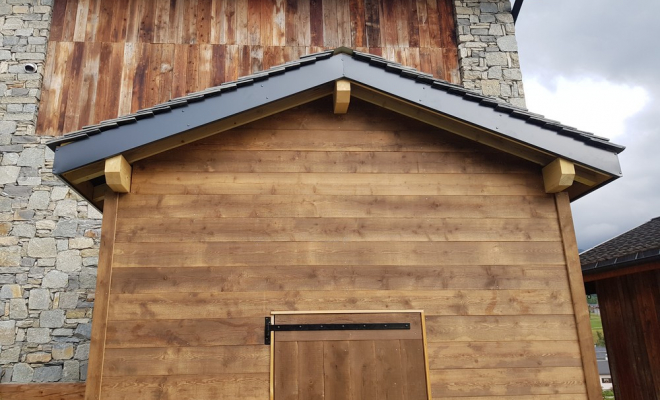  2020 Juillet - Abri de jardin Mélèze vieux bois et couverture en lauze naturelle à St Martin de Belleville - Les Menuires (Savoie - 73), Chambéry, STRUCTURES BOIS & Compagnie