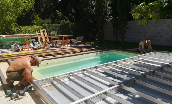  2020 Juin - Habillage d'une structure mobile de piscine et plage de piscine en bois exotique à Meyzieu (Rhône - 69), Chambéry, STRUCTURES BOIS & Compagnie