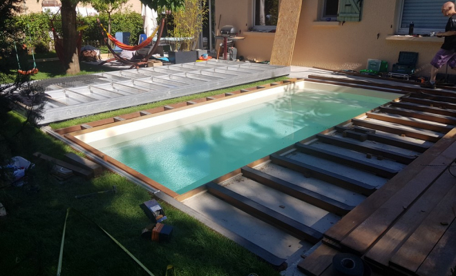  2020 Juin - Habillage d'une structure mobile de piscine et plage de piscine en bois exotique à Meyzieu (Rhône - 69), Chambéry, STRUCTURES BOIS & Compagnie