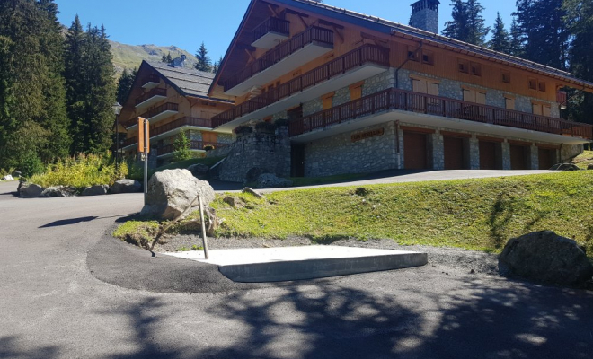  2020 Octobre - Chalet Abri en bois Mélèze isolé en laine de bois et couvert en ardoises naturelles à Méribel (Savoie - 73), Chambéry, STRUCTURES BOIS & Compagnie