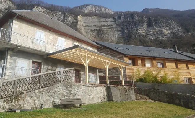  2021 Février - Pergola de 40m² couverte en polycarbonate pour la mairie de Verel Pragondran (Savoie - 73), Chambéry, STRUCTURES BOIS & Compagnie