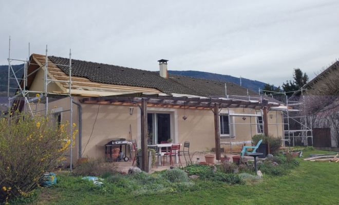  Réfection de la toiture d'une maison individuelle - Couverture en tuiles mécaniques Delta 10 + habillage bandeaux à Pontcharra (Isère - 38), Chambéry, STRUCTURES BOIS & Compagnie