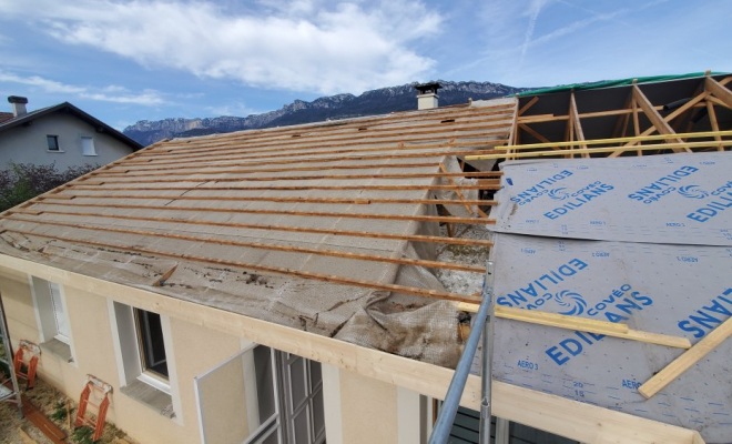  Réfection de la toiture d'une maison individuelle - Couverture en tuiles mécaniques Delta 10 + habillage bandeaux à Pontcharra (Isère - 38), Chambéry, STRUCTURES BOIS & Compagnie