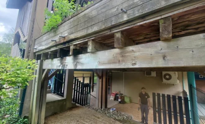 Reconstruction d'une terrasse sur poteaux en mélèze pour un EHPAD à La Motte Servolex (Savoie - 73)