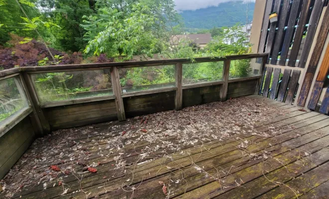 Reconstruction d'une terrasse sur poteaux en mélèze pour un EHPAD à La Motte Servolex (Savoie - 73)