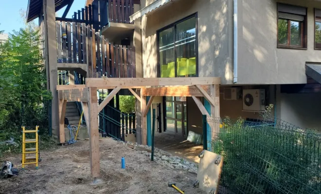 Reconstruction d'une terrasse sur poteaux en mélèze pour un EHPAD à La Motte Servolex (Savoie - 73)