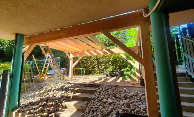 Reconstruction d'une terrasse sur poteaux en mélèze pour un EHPAD à La Motte Servolex (Savoie - 73)