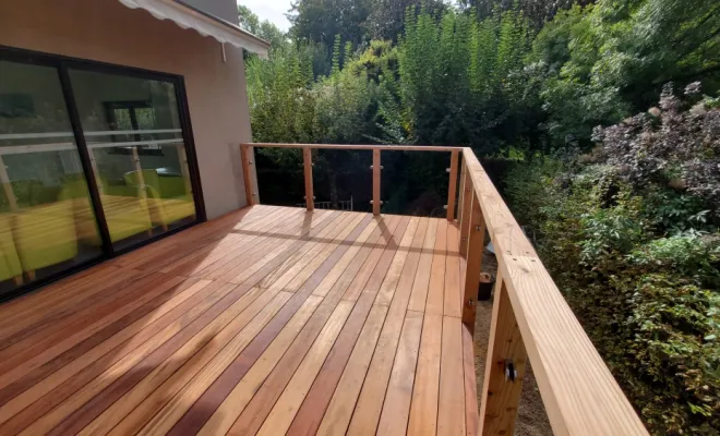 Reconstruction d'une terrasse sur poteaux en mélèze pour un EHPAD à La Motte Servolex (Savoie - 73)