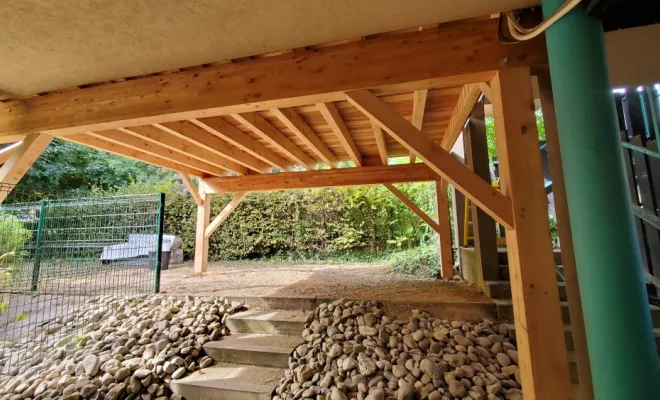 Reconstruction d'une terrasse sur poteaux en mélèze pour un EHPAD à La Motte Servolex (Savoie - 73)