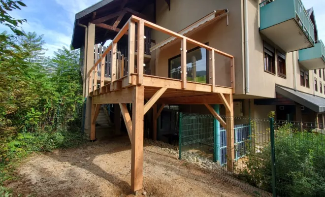 Reconstruction d'une terrasse sur poteaux en mélèze pour un EHPAD à La Motte Servolex (Savoie - 73)