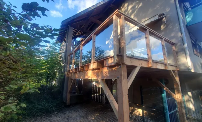 Reconstruction d'une terrasse sur poteaux en mélèze pour un EHPAD à La Motte Servolex (Savoie - 73)