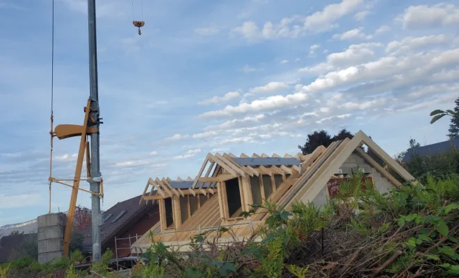 Reconstruction d'une toiture complète avec charpente en bois, jacobines, velux et couverture en terre cuite à Tresserve (Savoie - 73)