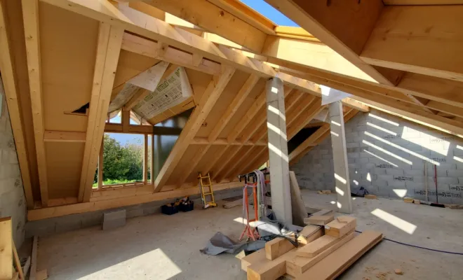 Reconstruction d'une toiture complète avec charpente en bois, jacobines, velux et couverture en terre cuite à Tresserve (Savoie - 73)