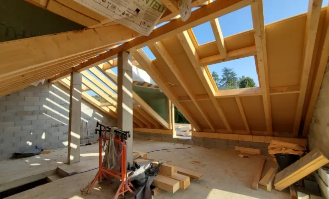 Reconstruction d'une toiture complète avec charpente en bois, jacobines, velux et couverture en terre cuite à Tresserve (Savoie - 73)