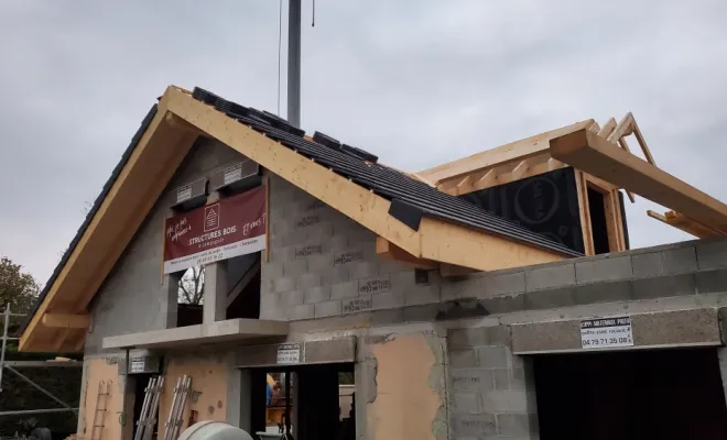 Reconstruction d'une toiture complète avec charpente en bois, jacobines, velux et couverture en terre cuite à Tresserve (Savoie - 73)