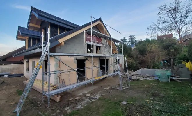 Reconstruction d'une toiture complète avec charpente en bois, jacobines, velux et couverture en terre cuite à Tresserve (Savoie - 73)