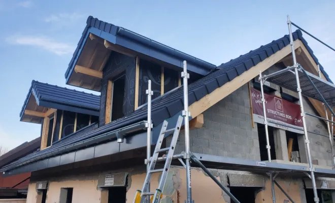 Reconstruction d'une toiture complète avec charpente en bois, jacobines, velux et couverture en terre cuite à Tresserve (Savoie - 73)