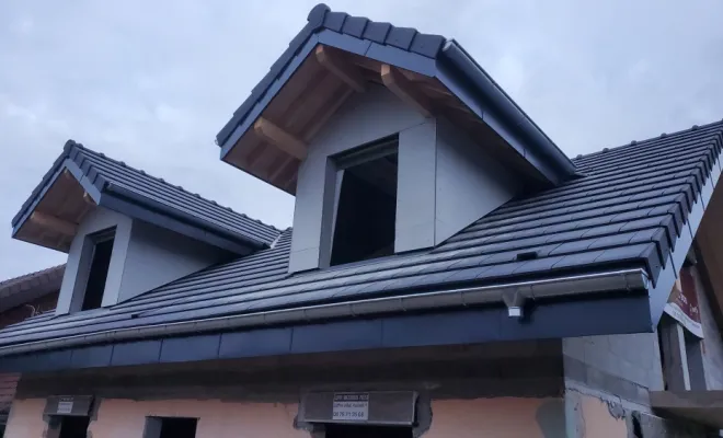 Reconstruction d'une toiture complète avec charpente en bois, jacobines, velux et couverture en terre cuite à Tresserve (Savoie - 73)