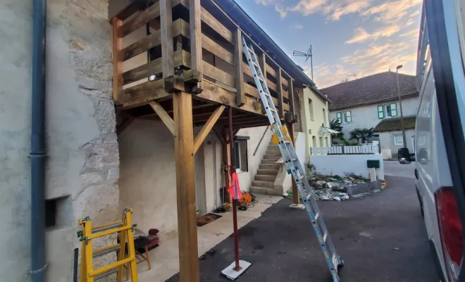 Rénovation d'une terrasse en bois sur poteaux en Pin autoclave à La Balme (Savoie - 73)