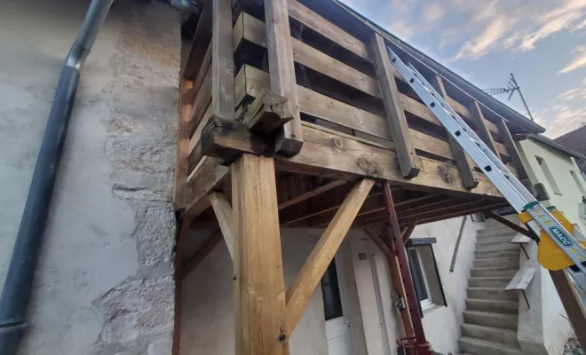 Rénovation d'une terrasse en bois sur poteaux en Pin autoclave à La Balme (Savoie - 73)