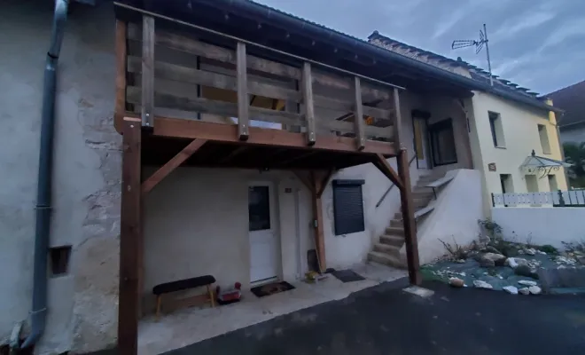 Rénovation d'une terrasse en bois sur poteaux en Pin autoclave à La Balme (Savoie - 73)