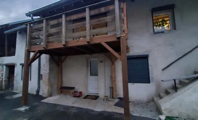 Rénovation d'une terrasse en bois sur poteaux en Pin autoclave à La Balme (Savoie - 73)