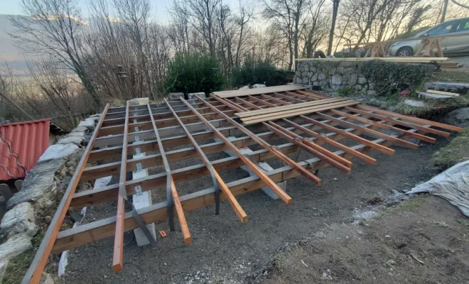 Construction d'une terrasse de 35m² en bois exotique et d'une pergola en bois Mélèze massif à Cruet