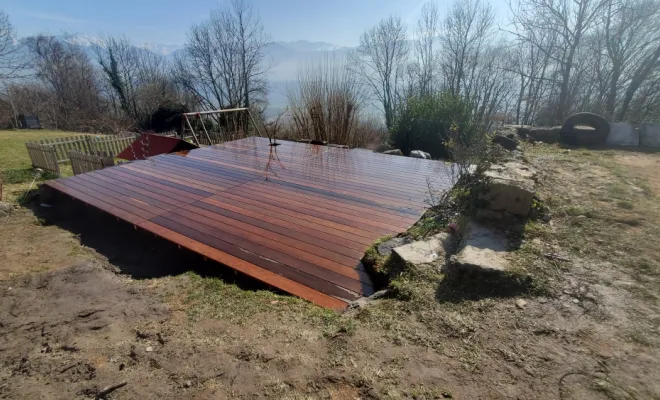 Construction d'une terrasse de 35m² en bois exotique et d'une pergola en bois Mélèze massif à Cruet