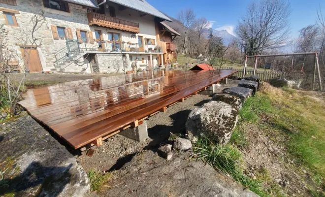 Construction d'une terrasse de 35m² en bois exotique et d'une pergola en bois Mélèze massif à Cruet