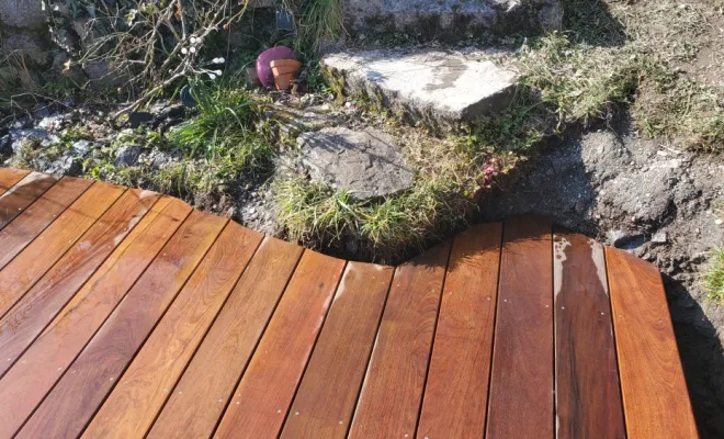 Construction d'une terrasse de 35m² en bois exotique et d'une pergola en bois Mélèze massif à Cruet