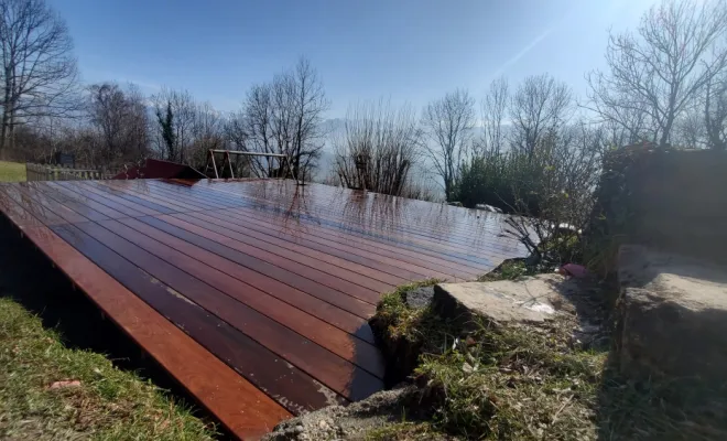 Construction d'une terrasse de 35m² en bois exotique et d'une pergola en bois Mélèze massif à Cruet