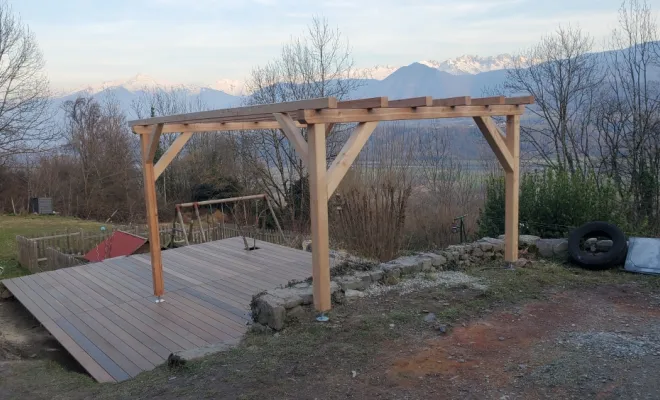 Construction d'une terrasse de 35m² en bois exotique et d'une pergola en bois Mélèze massif à Cruet