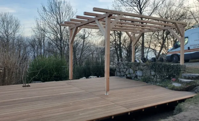 Construction d'une terrasse de 35m² en bois exotique et d'une pergola en bois Mélèze massif à Cruet